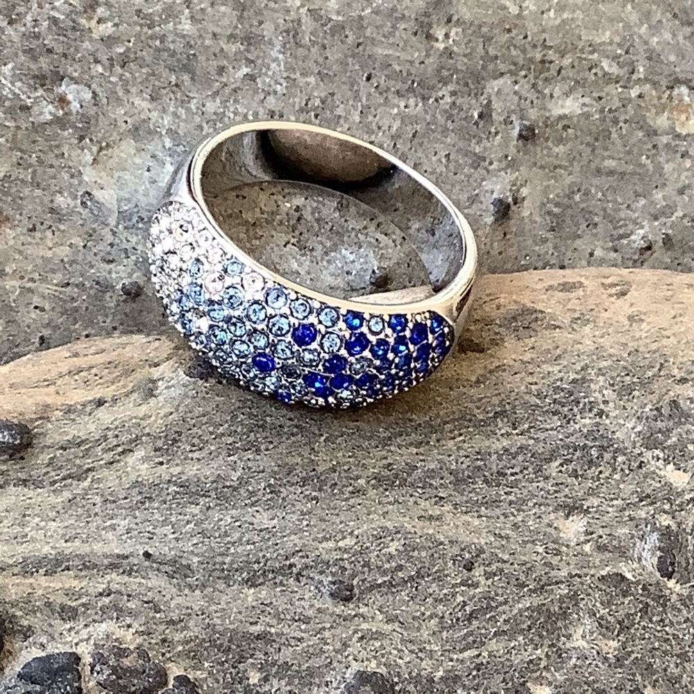 Vintage Women’s Graduated Blue Colors 80’s Rhinestone Ring
